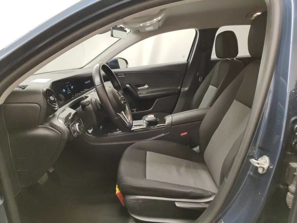 MERCEDES CLASSE A DIESEL (W177) A 180 d 116 Business Solution Essential 5d photo