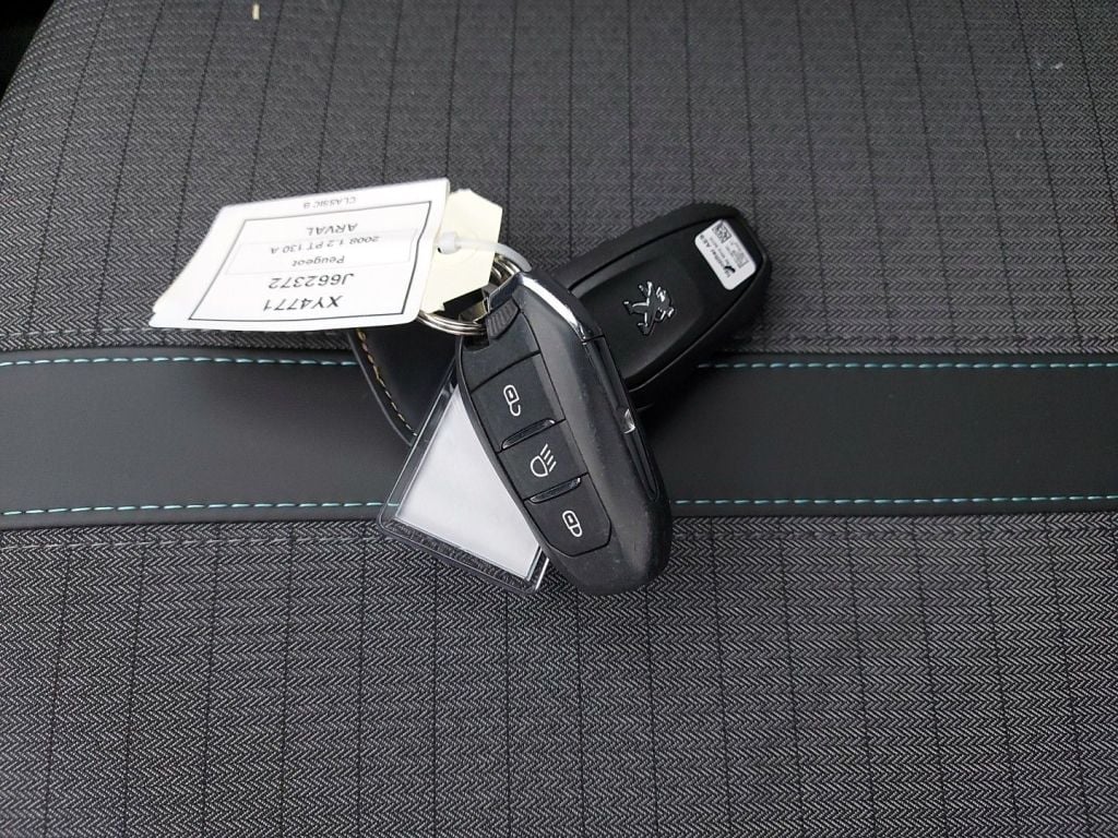 PEUGEOT 2008 - 2020 1.2 PureTech 130 Allure S&S (EU6.3) 5d photo
