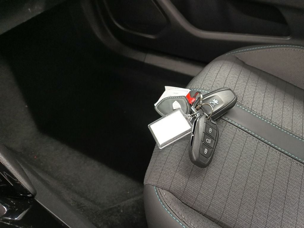 PEUGEOT 2008 - 2020 1.2 PureTech 130 Allure S&S (EU6.3) 5d photo