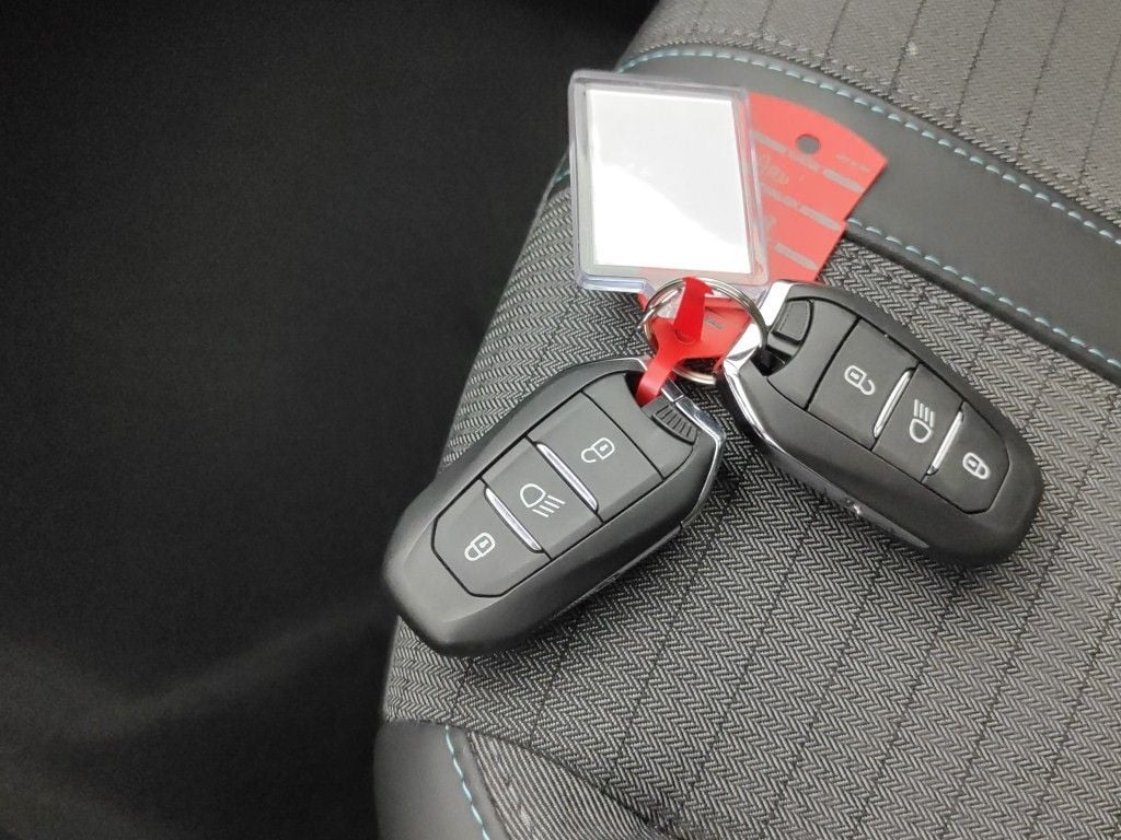 PEUGEOT 2008 - 2020 1.2 PureTech 130 Allure S&S (EU6.3) 5d photo