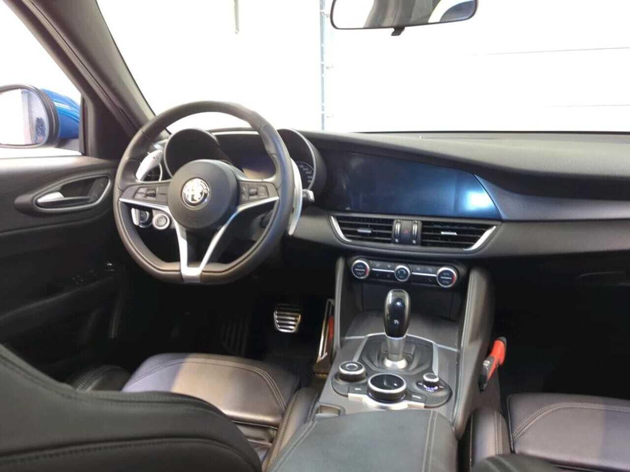 Alfa Romeo Giulia 2.0T Super photo
