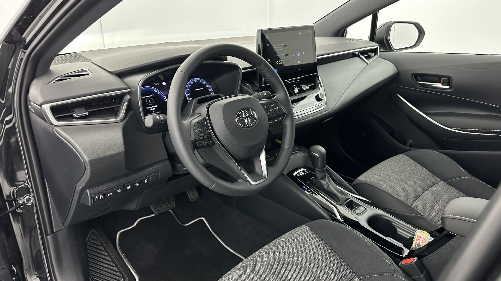 Toyota Corolla Design 1.8 Hybride 140ch photo