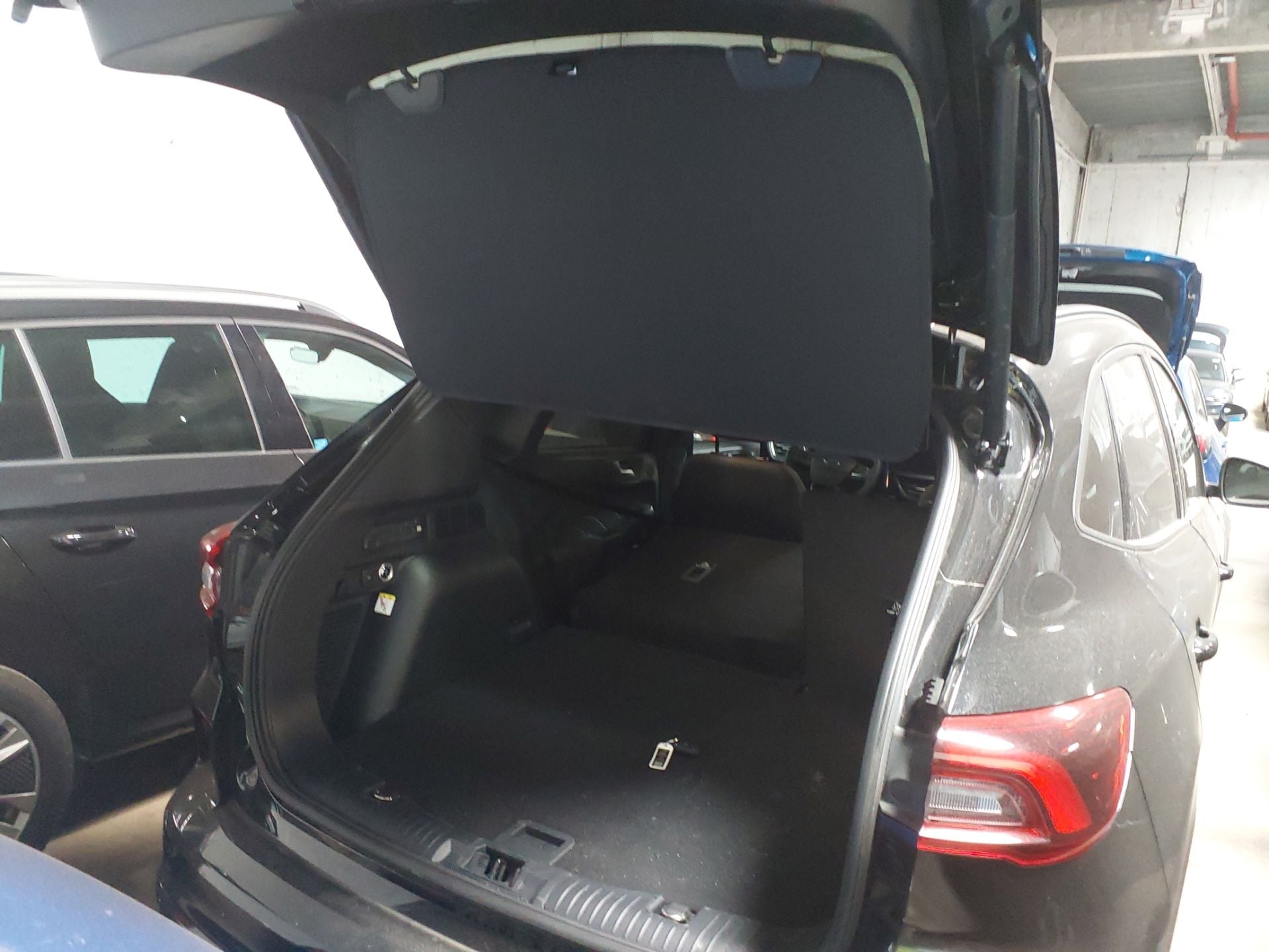 FORD Kuga 2.5 PHEV 243cv AutomÃ¡tico WT + gancho ST-LINE X(Pano-Roof + Winterpack) photo