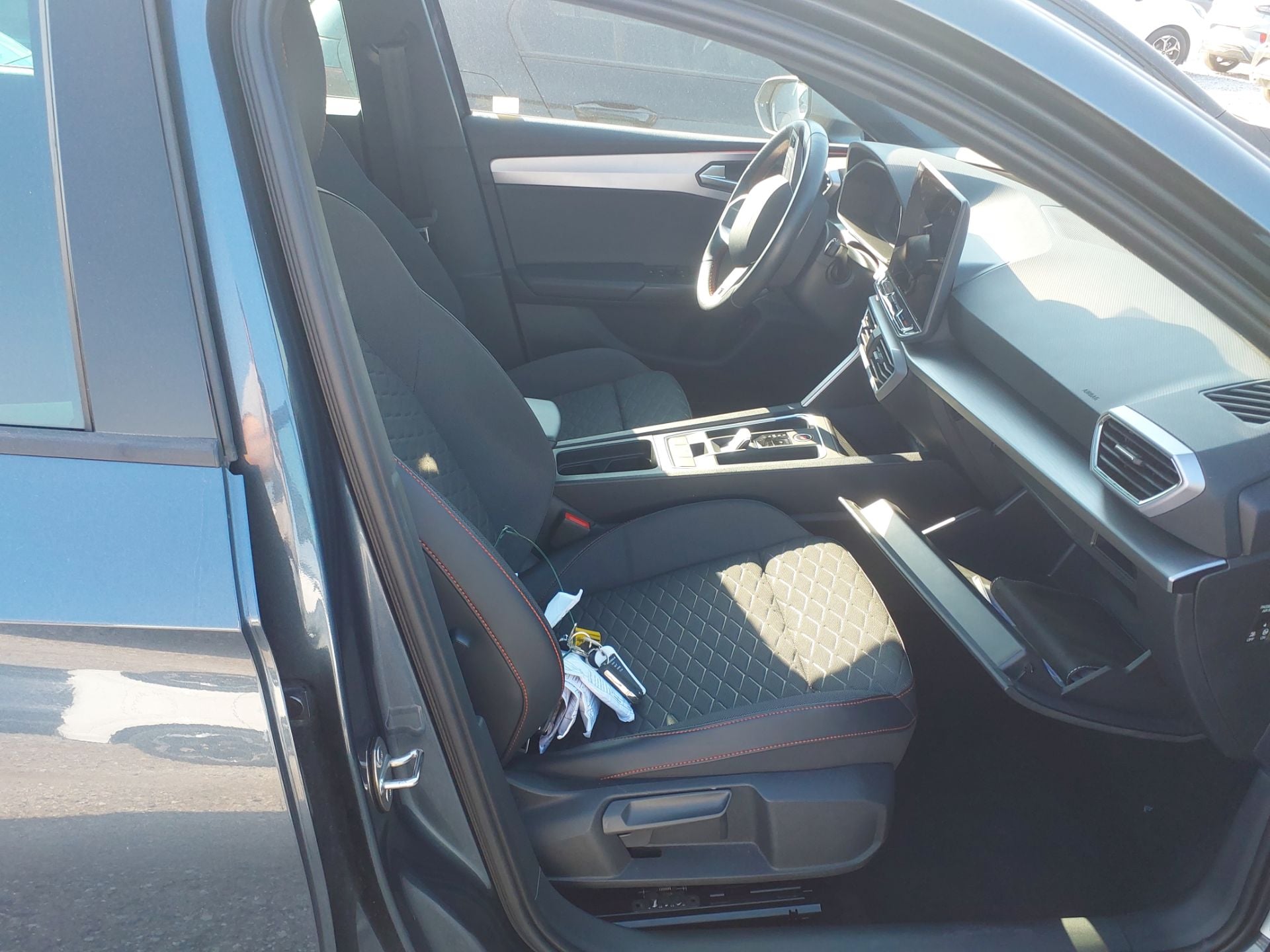 SEAT Leon 1.5  1.5 PHEV DSG 204cv FR Automatico Sport Tourer(Winterpack) photo