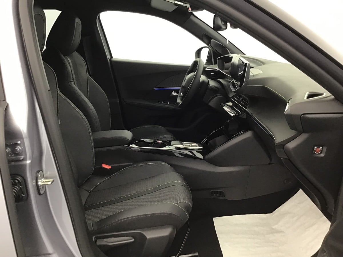 Peugeot 2008 GT 1.2 Gasoline 137hp photo