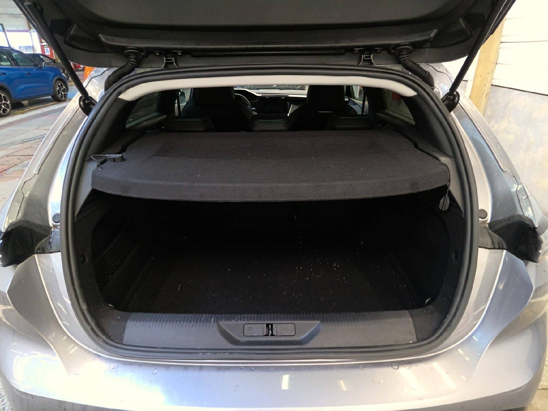 Peugeot 308 Allure Hybrid 136 e-DCS6 1.2 photo