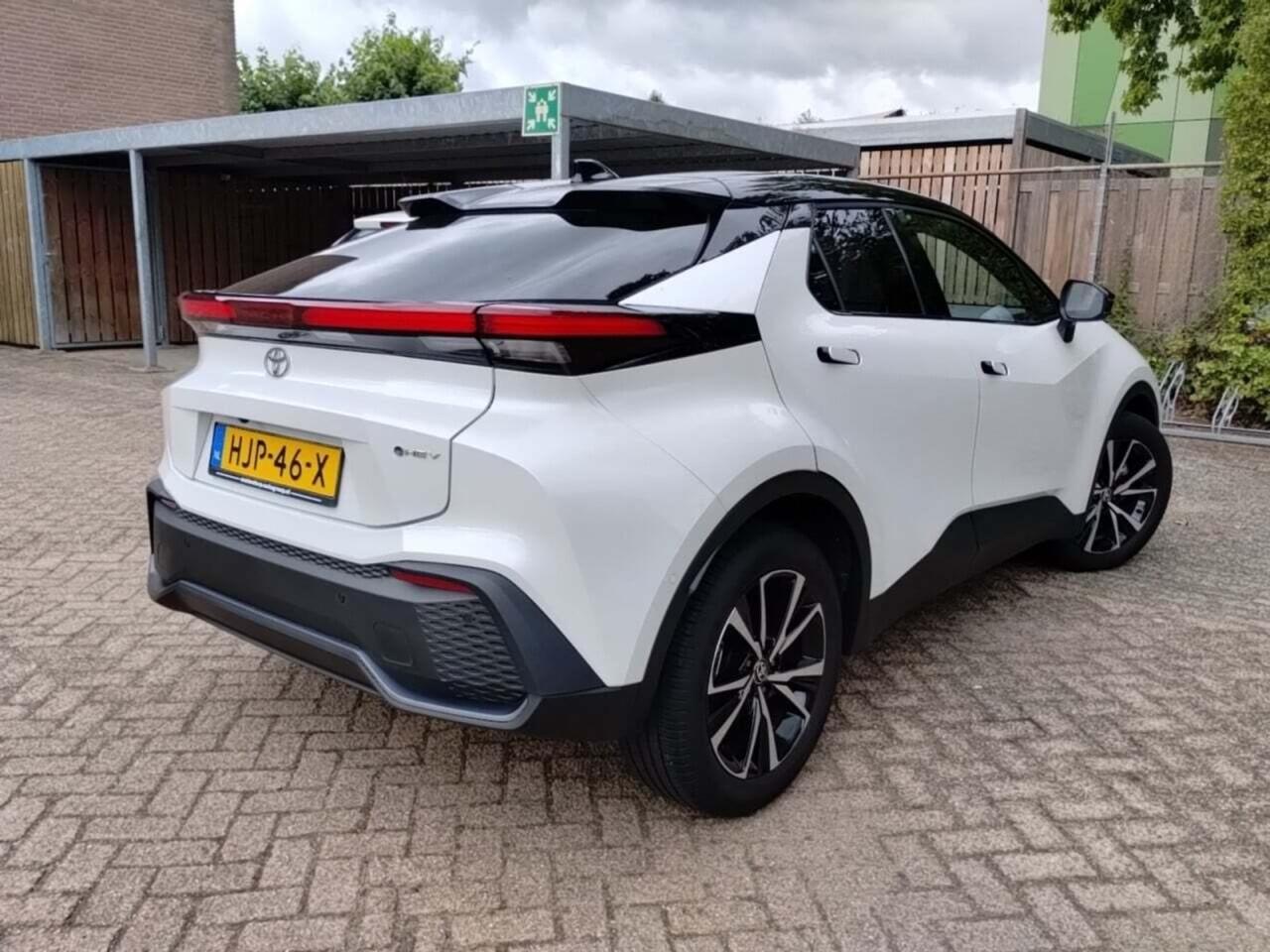 TOYOTA C-HR 1.8 Hybrid 140 First Edition photo