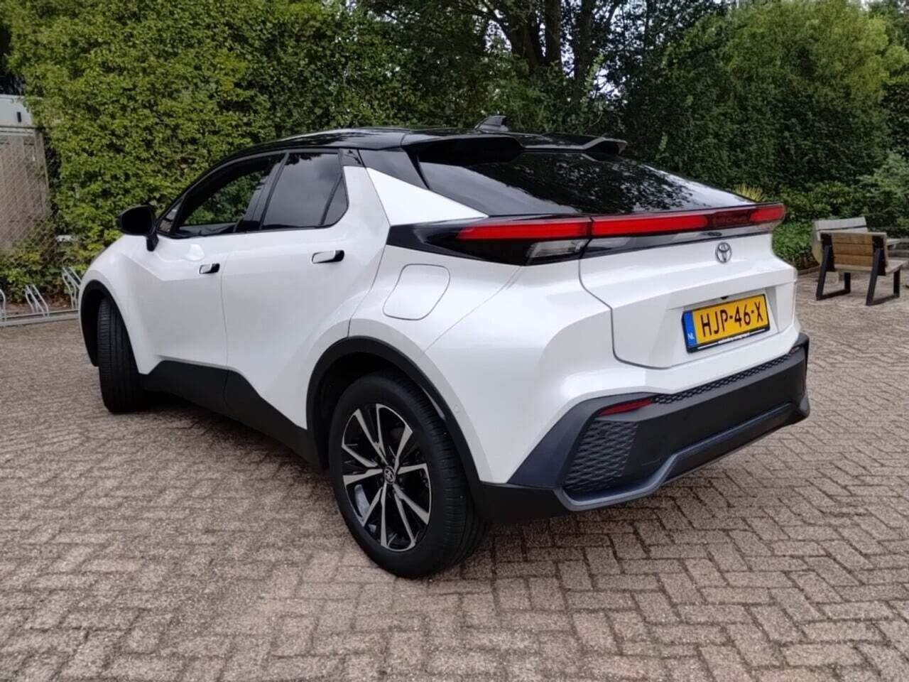 TOYOTA C-HR 1.8 Hybrid 140 First Edition photo