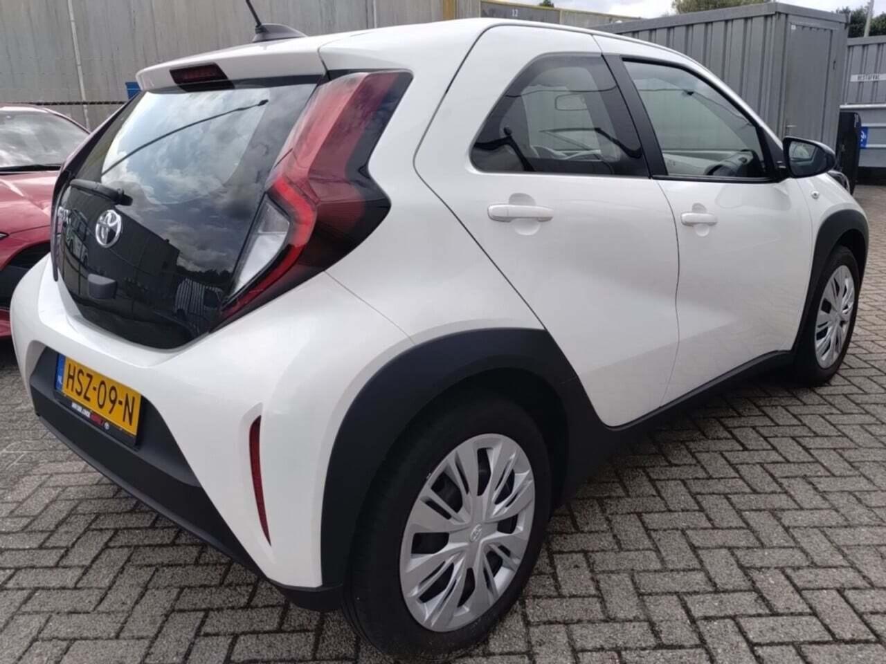 TOYOTA Aygo X 1.0 VVT-i MT Play photo