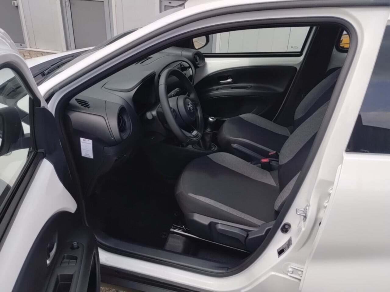 TOYOTA Aygo X 1.0 VVT-i MT Play photo