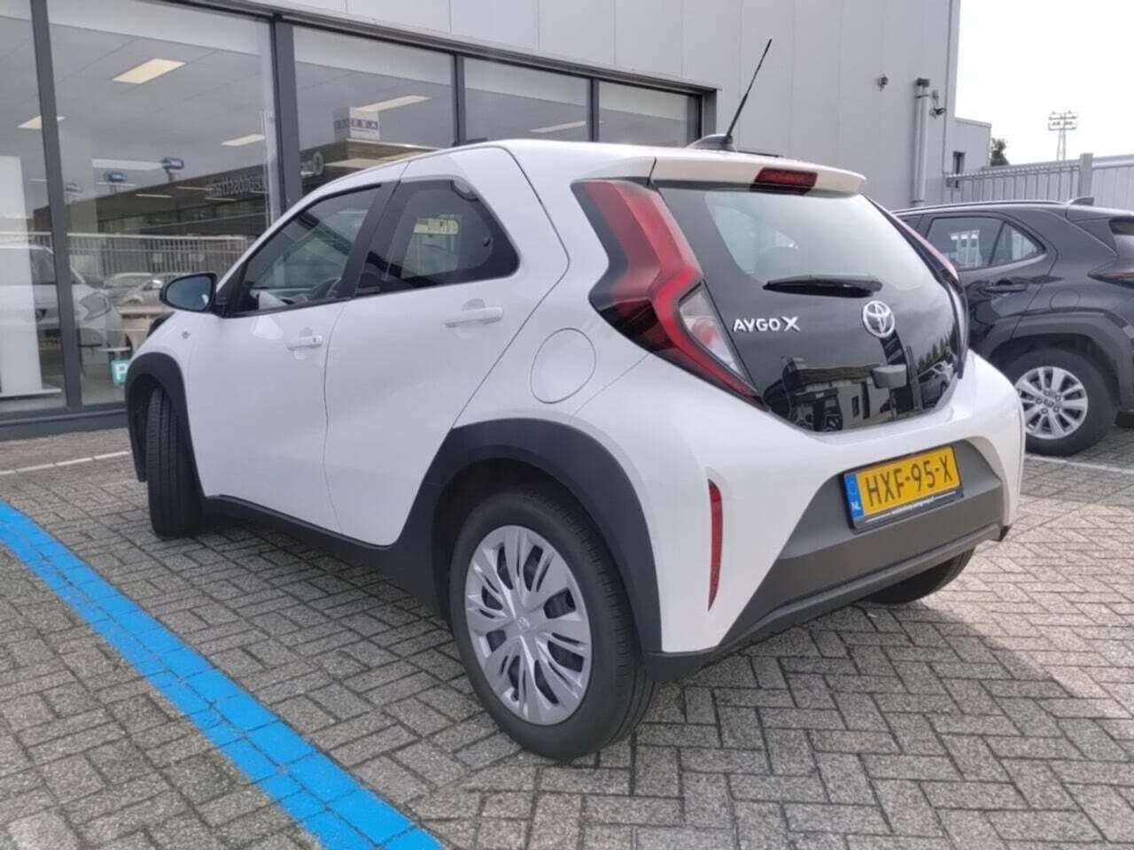 TOYOTA Aygo X 1.0 VVT-i MT Play photo