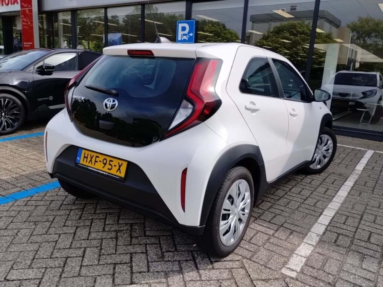 TOYOTA Aygo X 1.0 VVT-i MT Play photo