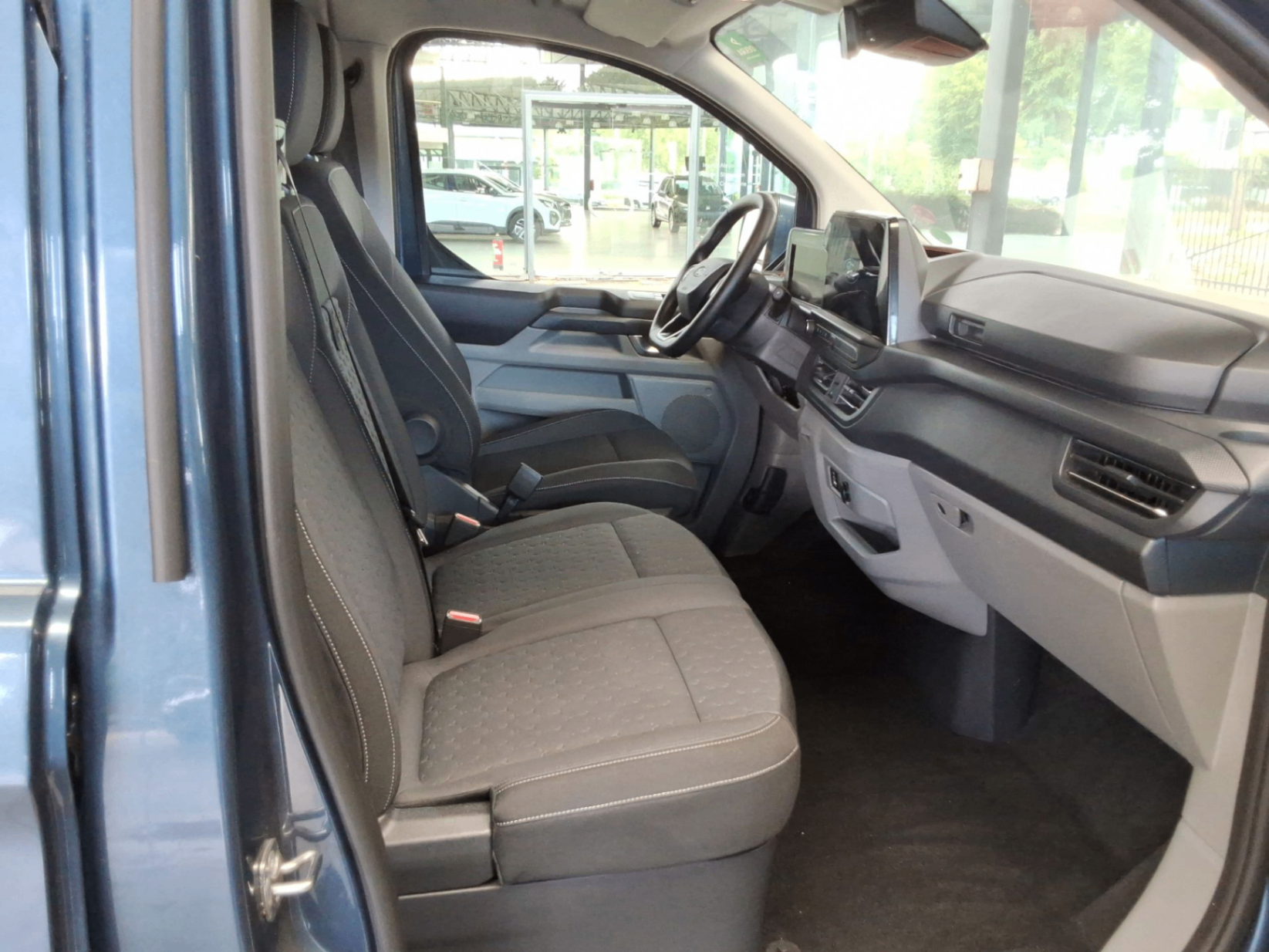 Ford Transit Custom 340L L2 Limited Kombi 2.5 PHEV eCVT FWD photo