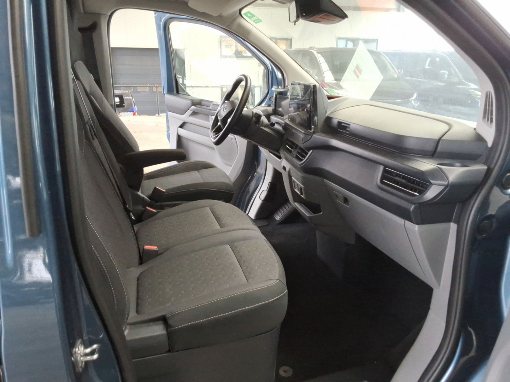 Ford Transit Custom 340L L2 Limited Kombi 2.5 PHEV eCVT FWD photo