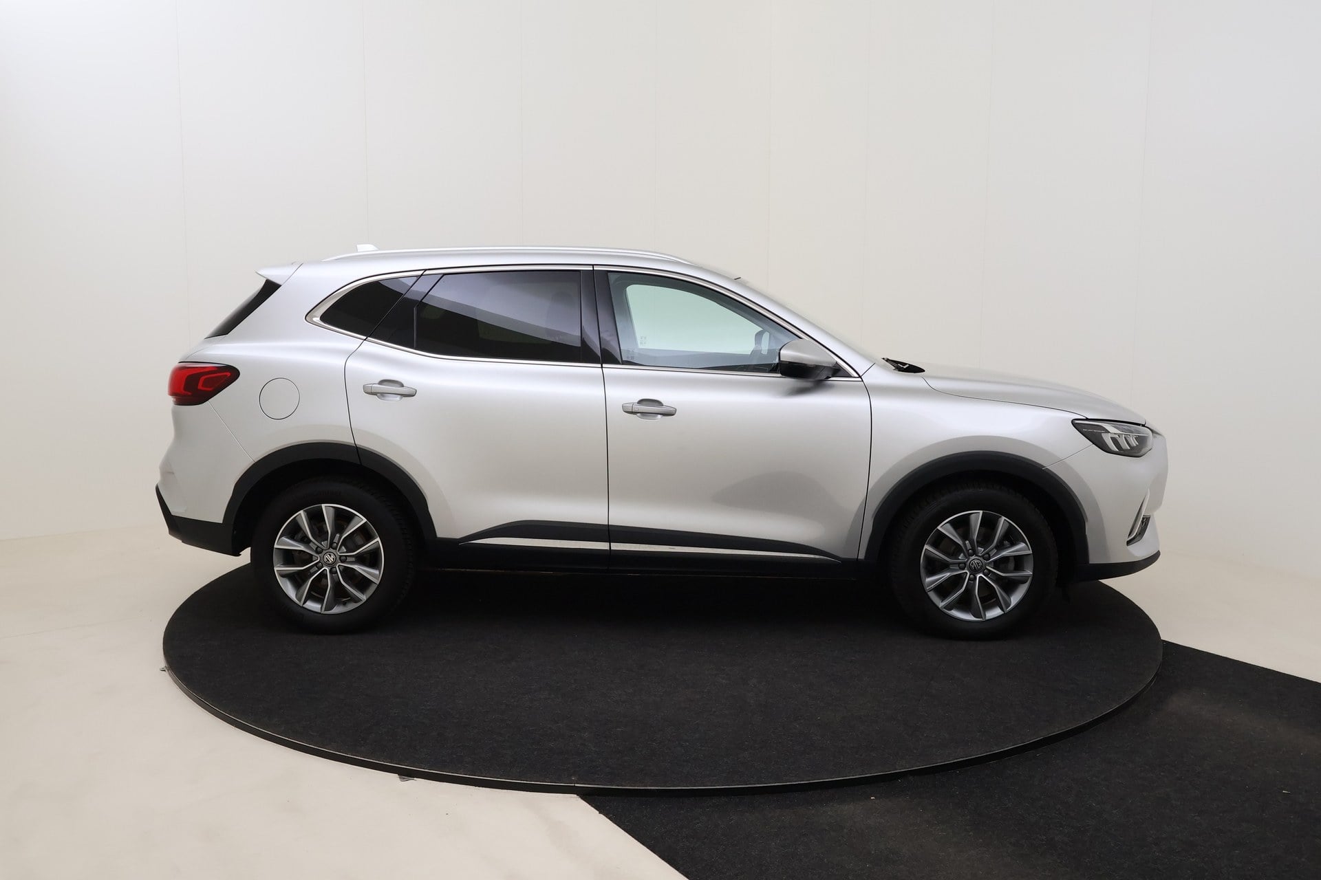 MG HS Comfort PHEV 1.5 P 6AT 2WD photo