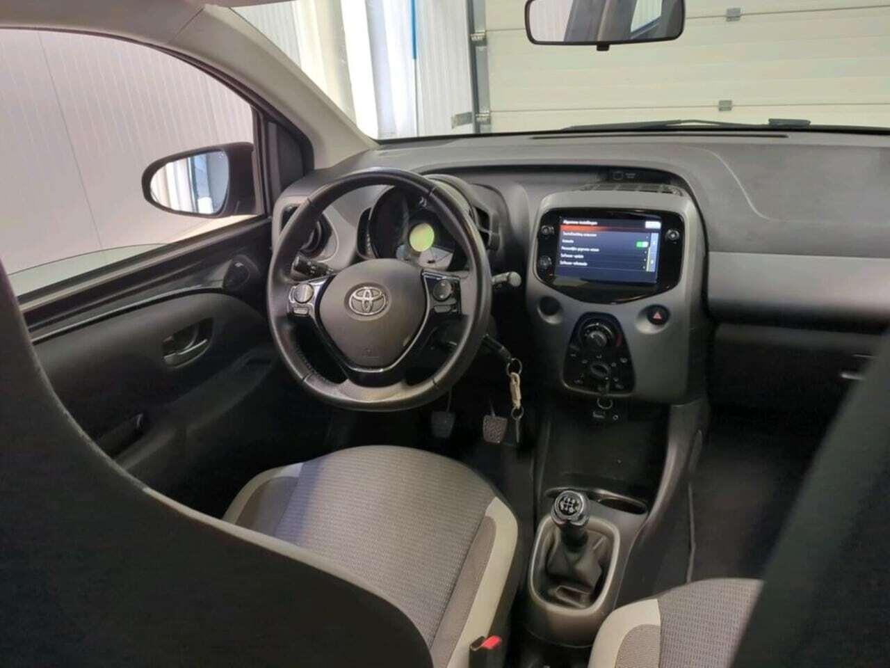 TOYOTA Aygo 1.0 VVT-i x-play photo