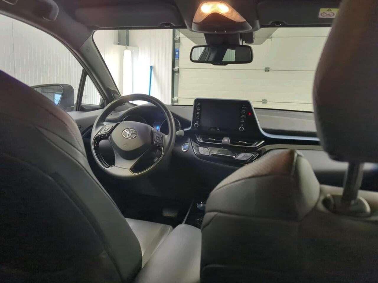 TOYOTA C-HR 2.0 Hyb. Style Lux. photo