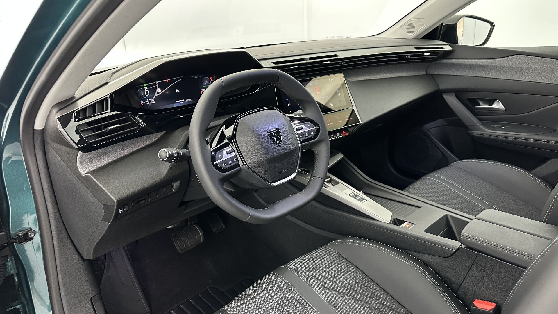 Peugeot 308 SW Allure III 1.2 Hybrid 145ch e-DCS6 photo