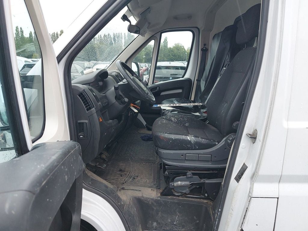 Peugeot Boxer 2.2 BlueHDi S&S 140 Premium 335 L2H2 4d photo