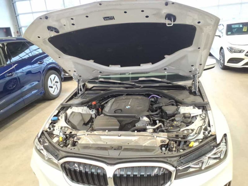 BMW 320d  photo