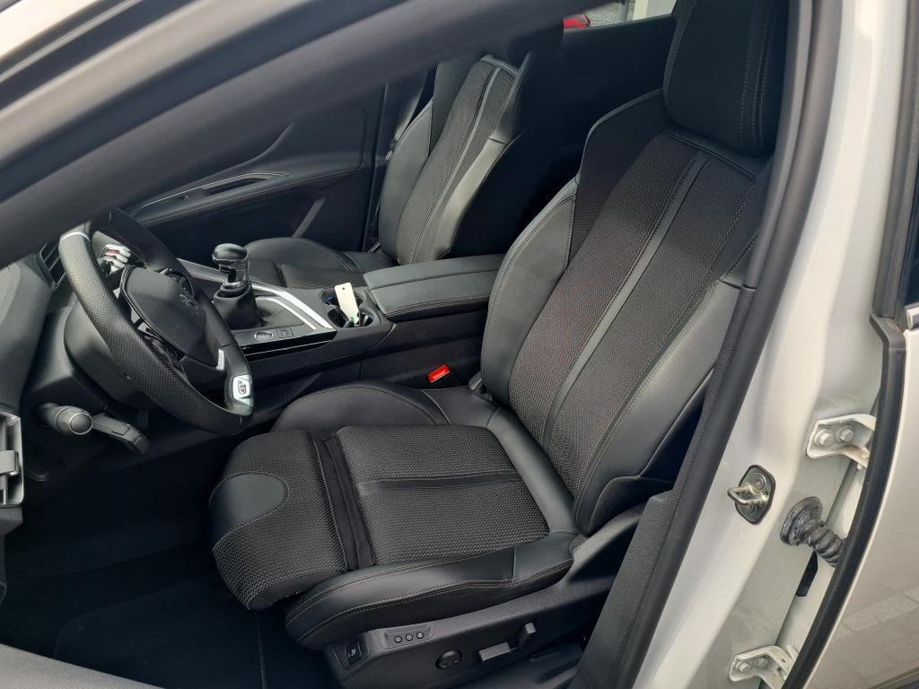 PEUGEOT 3008 1.2 PURETECH 96KW S&amp;S GT photo