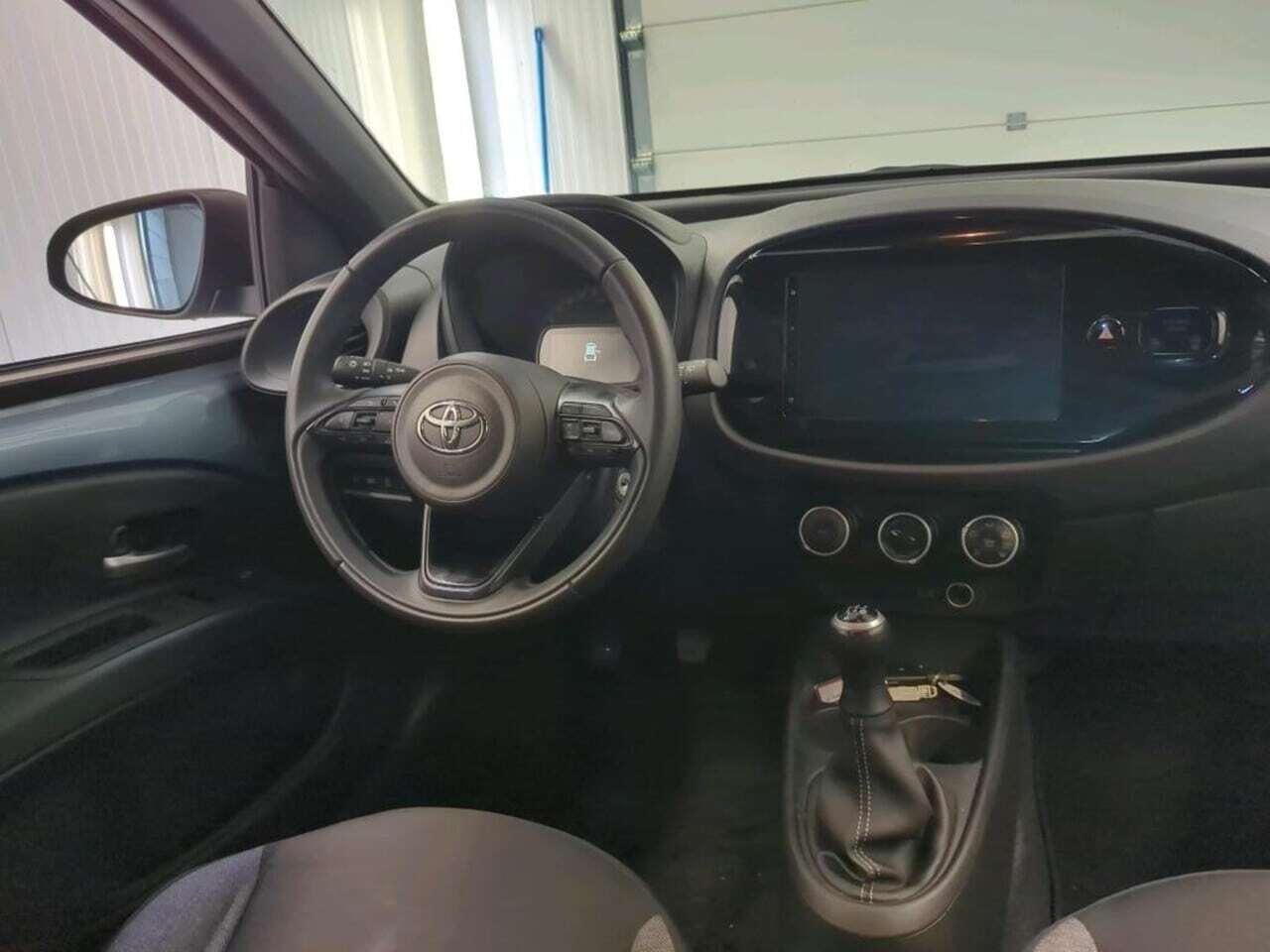 TOYOTA Aygo X 1.0 VVT-i MT Play photo
