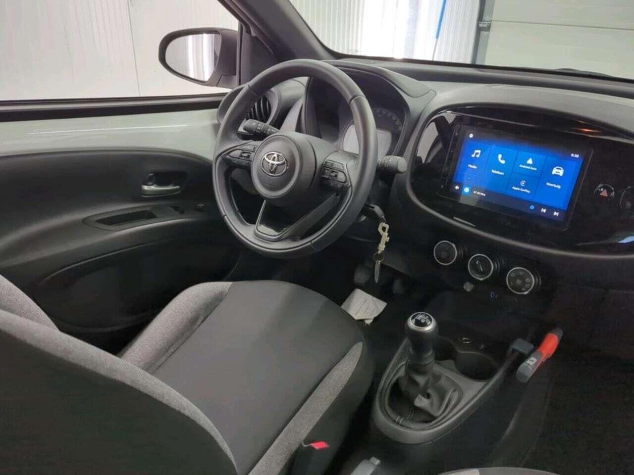 TOYOTA Aygo X 1.0 VVT-i MT Premium photo